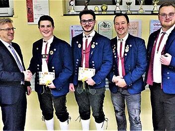 Das Bild zeigt (von links) Bürgermeister Rainer Detsch, Christopher Knauer, Maximilian Knauer, Kreisdirigent Roman Steiger und Vorsitzenden Julian Kaim.  Foto: Gerd Fleischmann