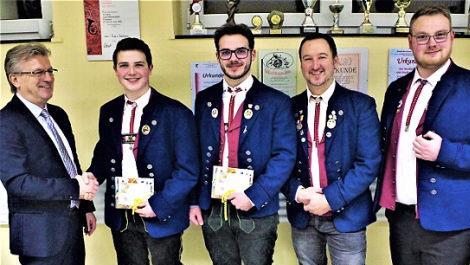Das Bild zeigt (von links) Bürgermeister Rainer Detsch, Christopher Knauer, Maximilian Knauer, Kreisdirigent Roman Steiger und Vorsitzenden Julian Kaim.  Foto: Gerd Fleischmann