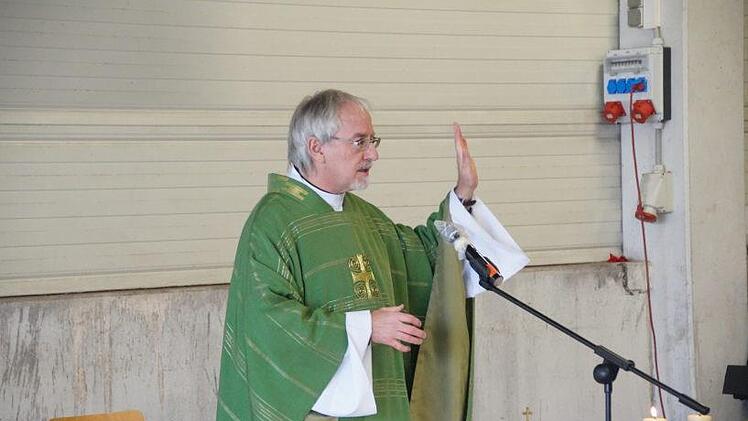 Der neue Pfarrvikar Barthelme ruft in seiner Predigt zum Zusammenhalt und gegen Eigeninteresse auf.