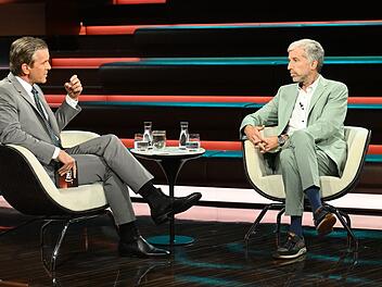 Im Gespräch mit Markus Lanz (links) setzte sich Boris Palmer für eine kostengünstigere Klimapolitik in Deutschland ein.