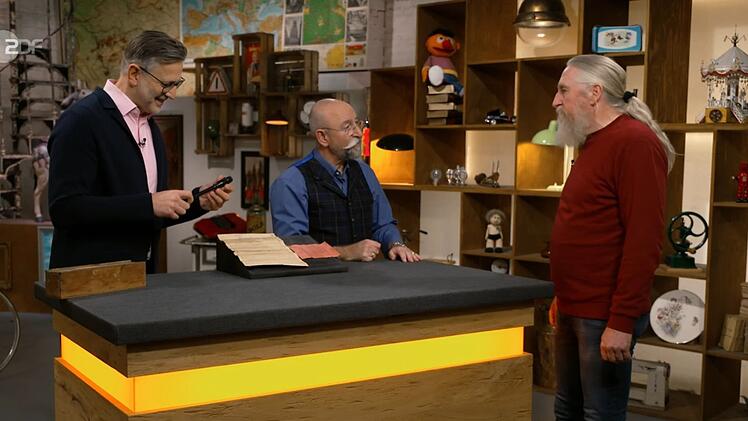 Horst Lichter (Mitte) hatte zun&auml;chst keine Ahnung, was es mit dem Objekt von Verk&auml;ufer Peter (rechts) auf sich haben k&ouml;nnte. Detlev K&uuml;mmel wusste Rat.