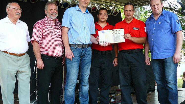 Der Marktleugaster Feuerwehrvorsitzende Martin Döring hatte für die Jugendwarte der Pilisszentivaner Vereine eine 200-Euro-Spende parat. Unser Bild zeigt (von links) Gabor Penzes, Norbert Volk, Martin Döring, Akas Vereczkei, Miklos Bodnar und Hans Kögler.