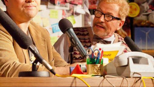 Patrick L. Schmitz als Radio-Stenkelfeld-Moderator (links) und Eckhart Neuberg als staubtrockener Bildungsreferent Friedhelm Pötter