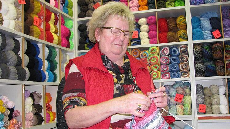 Helga Weis in ihrer Handarbeitsboutique. Seit nunmehr 35 Jahren gehört dieses Bild, wenn die "Chefin" wieder einen Schal, einen Pulli oder eine Mütze strickt, in der Stettfelder Straße in Ebelsbach einfach dazu. Foto: Naumann