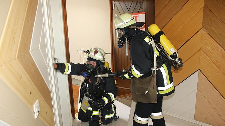 Wie im Ernstfall sind die beiden Atemschutzgeräteträgerinnen Ramona Hackl und Sabine Rudolph vorgegangen, um die vermissten Personen zu suchen und zu retten. Foto: Michael Stelzner