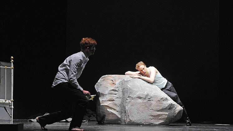 Bodo Busse inszenierte Franz Schuberts "Winterreise" am Landestheater Coburg. Als Solist beeindruckt der junge Tenor David Zimmer.Foto: Andrea Kremper