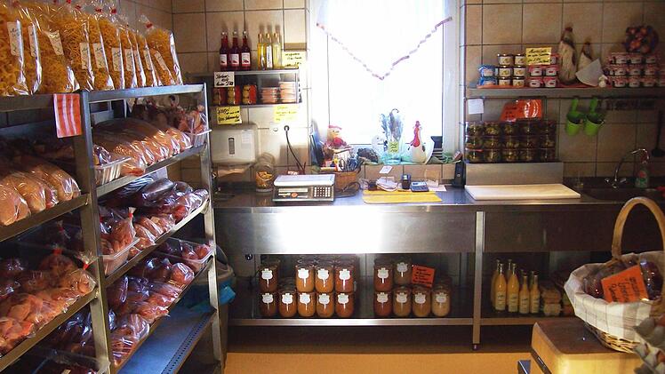 Alles aus eigener Hand: Von der Aufzucht, über das Futter bis zur Schlachtung. Wir vom Geflügelhof Nitter bieten Ihnen in unserem Hofladen allerhand regionale Köstlichkeiten.  Foto: PR