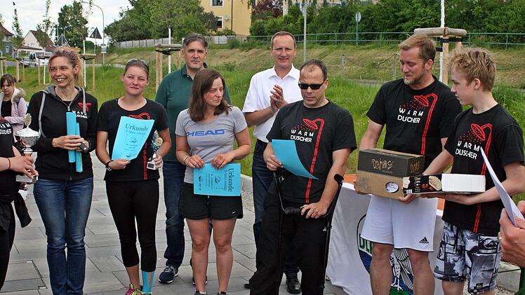 Die Teamsieger "Warmduscher" brachten es auf eine Distanz von insgesamt 265 km und siegten mit riesigem Vorsprung; mit den Einzelsiegern Sascha Auer (2. Von rechts) und Alena Kolb (2. Von links) sowie 2. Bürgermeister Harald Pascher und stv. Landrat Michael Ziegler.