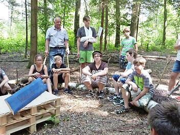 Lagebesprechung am "Waldsofa": Stehend von links Anja Mörtlbauer vom Forstrevier Stadtsteinach und Verbandsvorsitzender Hermann Anselstetter Foto: Werner Reißaus