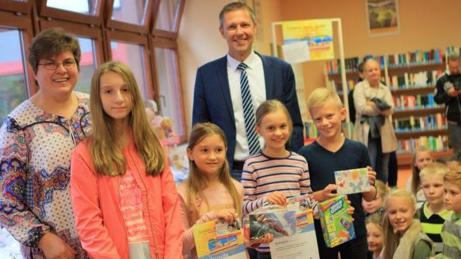 Die Leiterin der Bücherei Gabriele Vogel (links) und Bürgermeister Marco Steiner freuten sich über die starke Beteiligung zum ersten Sommerferien-Leseclub. Sophie Weingarth und Sophia Herold (Mitte links und rechts) waren die eifrigsten Leserinnen, Alexander Albert (rechts) und Gabriele Hinzer gewannen je einen Hauptpreis. Foto: Katja Nauer