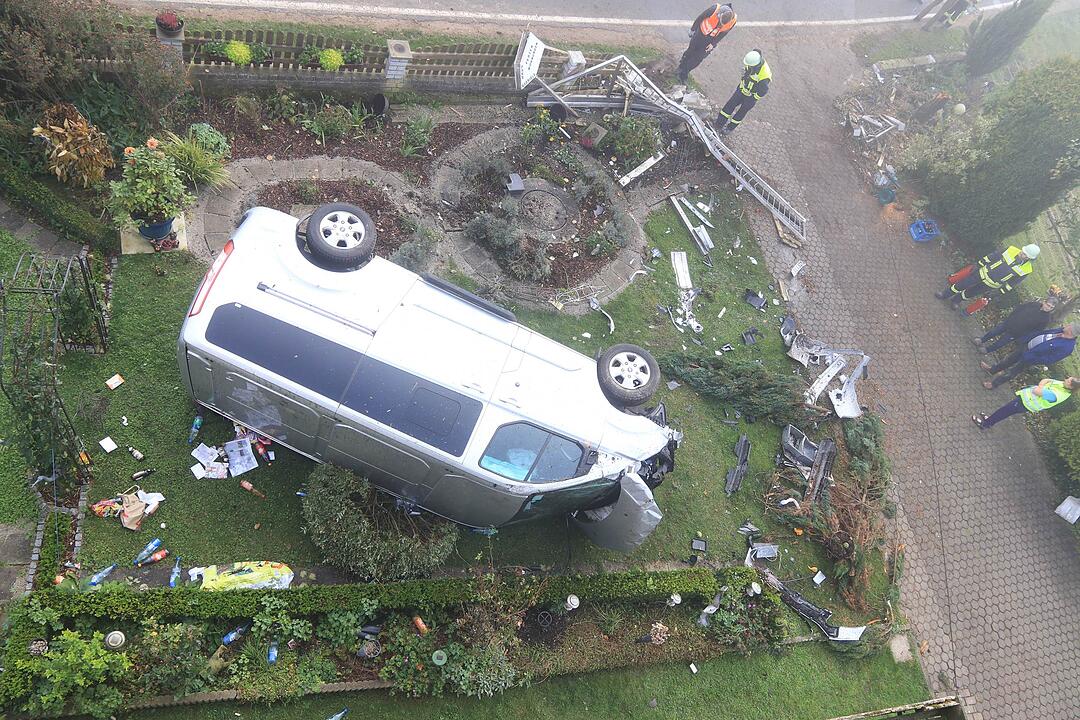 Landkreis Forchheim: Transporter landet in Garten