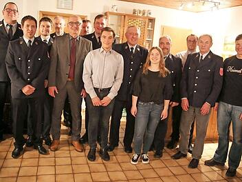 Als Mischung aus Jung und Alt präsentiert sich der neue Vorstand. Dies freut auch KBM Johannes Kempinski, Kommandant Peter Steinert (von links), KBI Reinhard Hartung (4. von links) und 2. Bürgermeister Wolfgang Pfister (5. von links). Udo Schramm (rechts) löst Günther Schramm (Bildmitte) als Vorsitzenden ab. Foto: Knauth