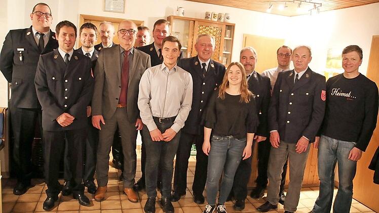 Als Mischung aus Jung und Alt präsentiert sich der neue Vorstand. Dies freut auch KBM Johannes Kempinski, Kommandant Peter Steinert (von links), KBI Reinhard Hartung (4. von links) und 2. Bürgermeister Wolfgang Pfister (5. von links). Udo Schramm (rechts) löst Günther Schramm (Bildmitte) als Vorsitzenden ab. Foto: Knauth