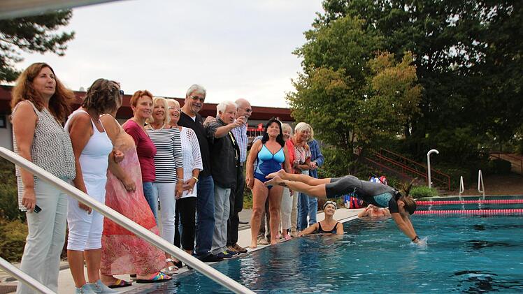 Ein letzter Sprung ins k&uuml;hle Nass: Die Stammbesucher des H&ouml;chstadter Freibads feierten den Saisonausklang. Fotos: Jann Weckel