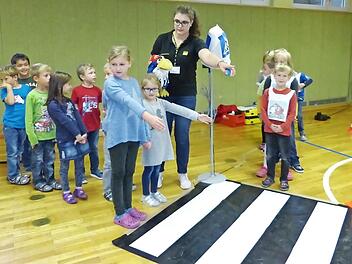 Melanie Ott machte die Kinder auf das richtige Verhalten am Zebrastreifen aufmerksam. Foto: Klaus-Peter Wulf
