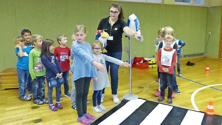 Melanie Ott machte die Kinder auf das richtige Verhalten am Zebrastreifen aufmerksam. Foto: Klaus-Peter Wulf
