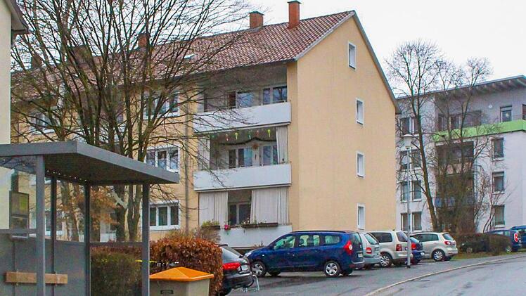 Barrierefrei umgebaut, wird aber nicht mehr angefahren: die Haltestelle in der Dr.-Hans-Berger-Straße nahe des Awo-Hauses (hinten rechts).