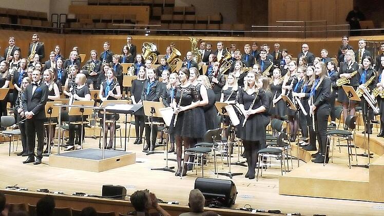Klangfülle im Keilberth-Saal boten die 120 Musikerinnen und Musiker von Jugendblasorchester und Philharmonie beim gemeinsamen Auftritt.