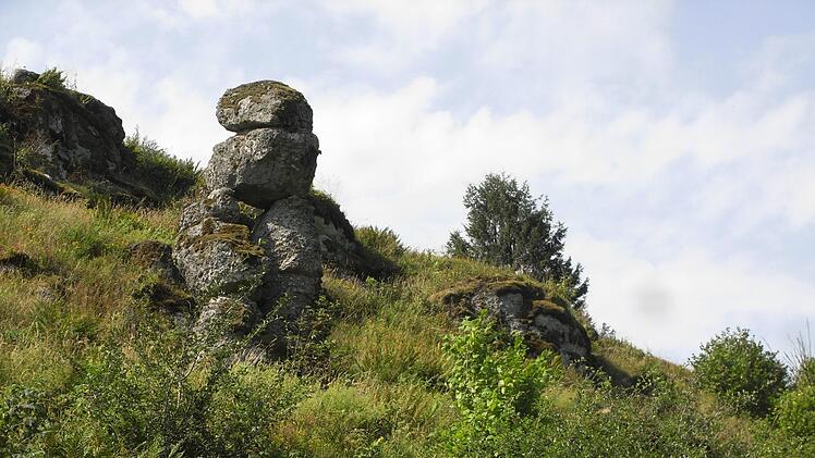 Das "Kuppenmännchen", eine nicht alltägliche Felsformation aus Phonolith. Foto: Joachim Rübel