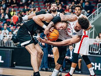 "Lettisch-venezolanisch": Rigas Roberts Freimanis (links) und Michael Carrera ringen um das orangene Leder.  Foto: championsleague.basketball