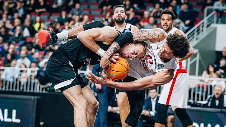 "Lettisch-venezolanisch": Rigas Roberts Freimanis (links) und Michael Carrera ringen um das orangene Leder.  Foto: championsleague.basketball