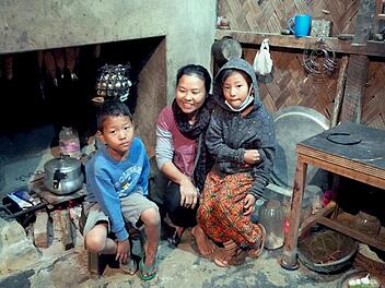 Im indischen  Nagaland gibt es wegen des Coronavirus eine strikte Ausgangssperre. Das Leben in den Hütten ist vor allem für die Kinder schwierig. Es fehlt oft an Spielzeug. Auch die Versorgung mit Lebensmitteln  wird zum Problem. Es bleibt pro Tag nur eine kleine Portion Reis mit Dal.  Foto: privat