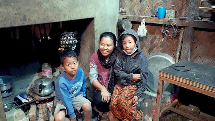 Im indischen  Nagaland gibt es wegen des Coronavirus eine strikte Ausgangssperre. Das Leben in den Hütten ist vor allem für die Kinder schwierig. Es fehlt oft an Spielzeug. Auch die Versorgung mit Lebensmitteln  wird zum Problem. Es bleibt pro Tag nur eine kleine Portion Reis mit Dal.  Foto: privat