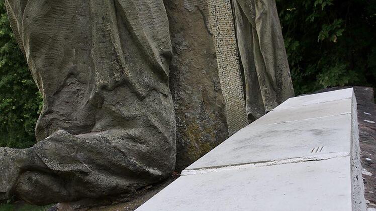 Testplatten für die Versiegelung auf der Rückseite der Kreuzigungsgruppe Foto: Bianca Volkert