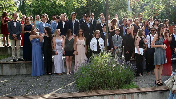 Mit einem allerletzten Klassenfoto endete die Abschlussfeier der Abituria 2021 am Münnerstädter Gymnasium. Foto: Dieter Britz