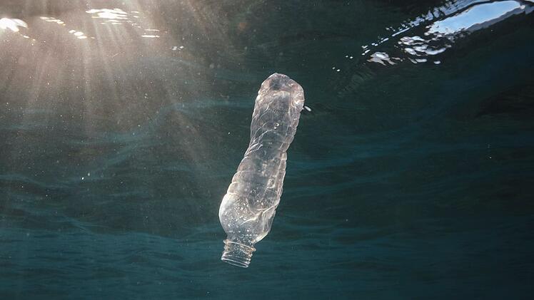 M&uuml;ll im Wasser im Roten Meer