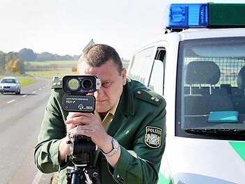 Sebastian Selig visiert mit der Laserpistole vorbeifahrende Autos an, die dann - sofern sie zu schnell sind - von einem Kollegen sofort angehalten und zur Rechenschaft gezogen werden.   Foto: Andreas Dorsch/Archiv
