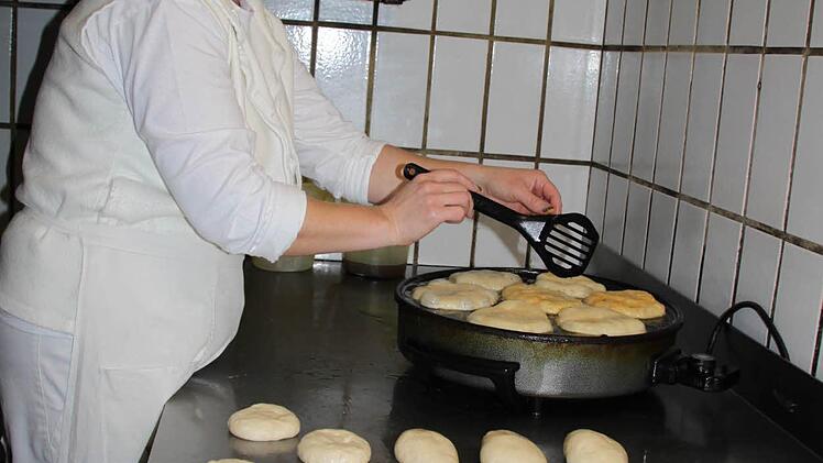 Sie macht Piroschki, eine russlanddeusche Spezialität, die herzhaft schmeckt.