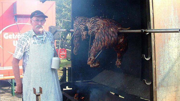 Grill-Experte Raimund Geheeb musste die gegrillte "Sau am Spieß" des Geschmacks wegen immer wieder mal mit Bier übergießen.