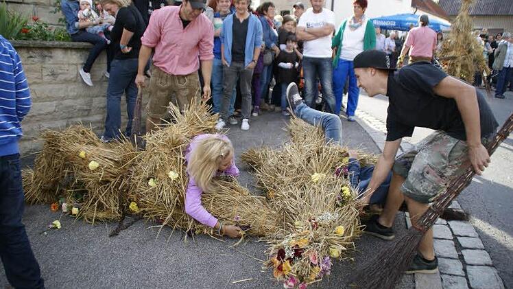 Wenn Strohbären junge Mädchen sehen, dann gibt es kein Halten mehr.