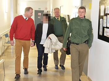 Die angeklagte Maria S. beim Gang in den Gerichtssaal Foto: Ronald Rinklef