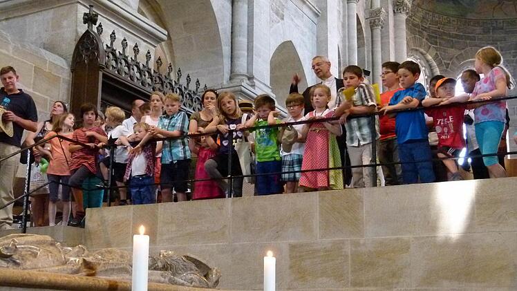 Aufmerksam lauschten Kinder den Erklärungen von Erzbischof Ludwig Schick, der sie durch den Dom führte.  Fotos: Marion Krüger-Hundrup