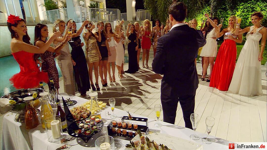 Leonard stößt mit den 22 Ladies auf die erste Nacht der Rosen an. Alle Infos zu 'Der Bachelor' im Special bei RTL.de: http://www.rtl.de/cms/sendungen/der-bachelor.html