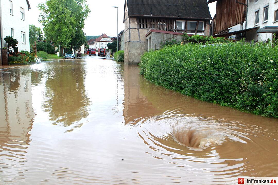 Hochwasser ueberflutet Ortskern von Stettfeld