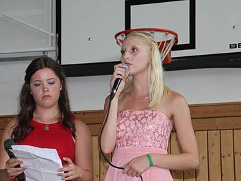 "Let lt Go". Salome Löhlein und Selina Eberlein von der Schulband bei einer Gesangseinlage. Eine solche gab es mit "Glow" auch von Antonia Gehring und Theresa Hau. Foto: Helmut Will