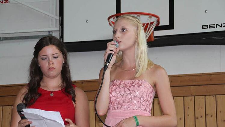 "Let lt Go". Salome Löhlein und Selina Eberlein von der Schulband bei einer Gesangseinlage. Eine solche gab es mit "Glow" auch von Antonia Gehring und Theresa Hau. Foto: Helmut Will