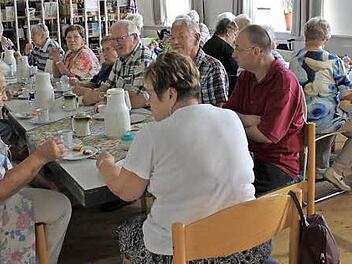 Alle zwei Wochen organisieren Heide Neuß und Pia Scheidler einen geselligen Kaffeeenachmittag für die Gräfenberger Senioren. Foto: Carmen Schwind