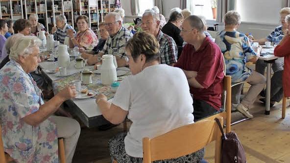Alle zwei Wochen organisieren Heide Neuß und Pia Scheidler einen geselligen Kaffeeenachmittag für die Gräfenberger Senioren. Foto: Carmen Schwind
