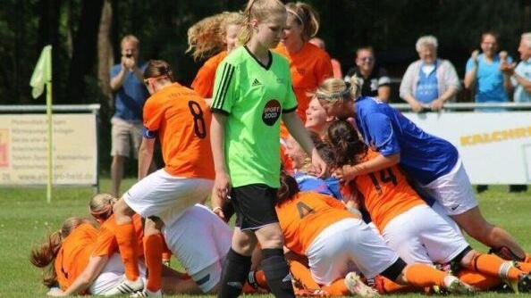 Während sich die Branderinnen über den erneuten Einzug ins Pokalfinale freuen, läuft eine Frauenauracherin mit gesenktem Kopf über den Sportplatz.  Foto: privat