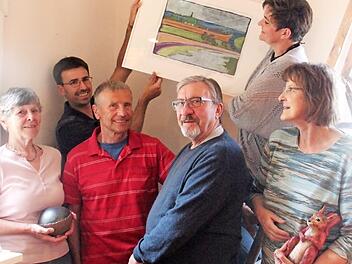 Beim Aufbauen der Gemeinschaftsausstellung im Adelsdorfer Schloss von links Barbara Plank, Alex Linz, Franz Degenbeck, Paul Gütle, Manuela Keller-Denzler und Gabriele Jost Foto: Johanna Blum