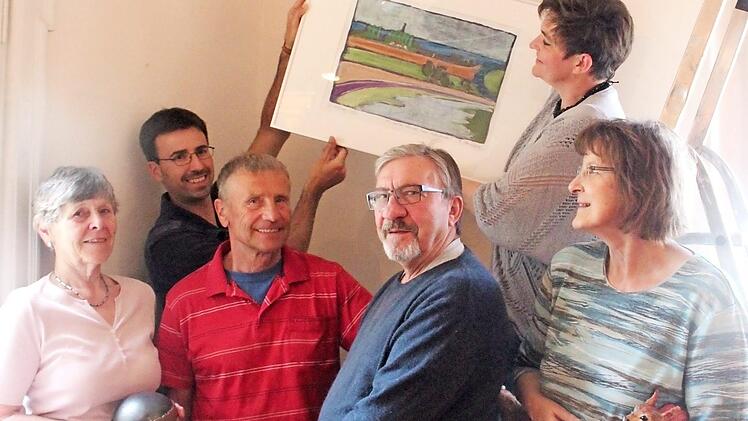 Beim Aufbauen der Gemeinschaftsausstellung im Adelsdorfer Schloss von links Barbara Plank, Alex Linz, Franz Degenbeck, Paul Gütle, Manuela Keller-Denzler und Gabriele Jost Foto: Johanna Blum