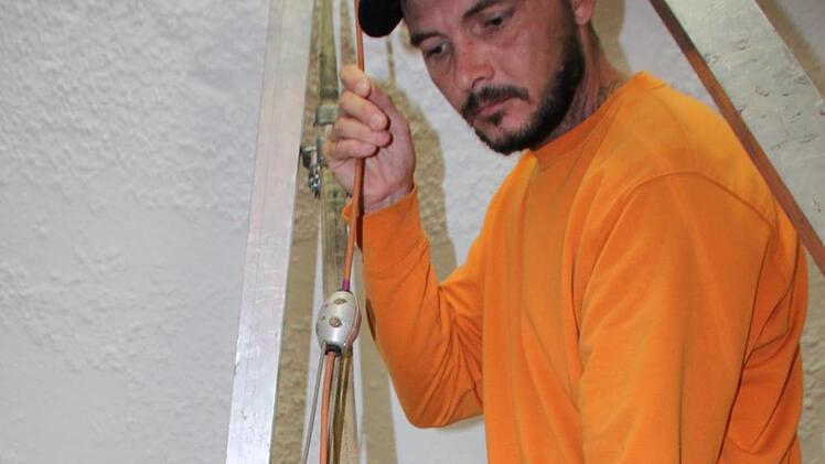 Vorsichtig setzt David Elsner die Kamera ins Wasser. Sie ist mit einer Lampe ausgestattet, damit die Experten alles sehen können. Foto: Ulrike Müller