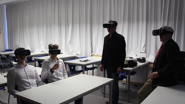 Schüler und Lehrer testen die Brillen.   Foto: Yannick Hupfer