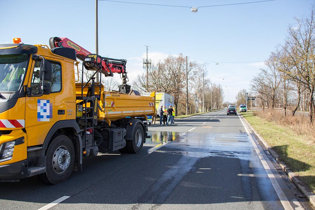Frontal von Lkw erfasst –  Fußgänger schwebt nach Unfall in Nürnberg in Lebensgefahr