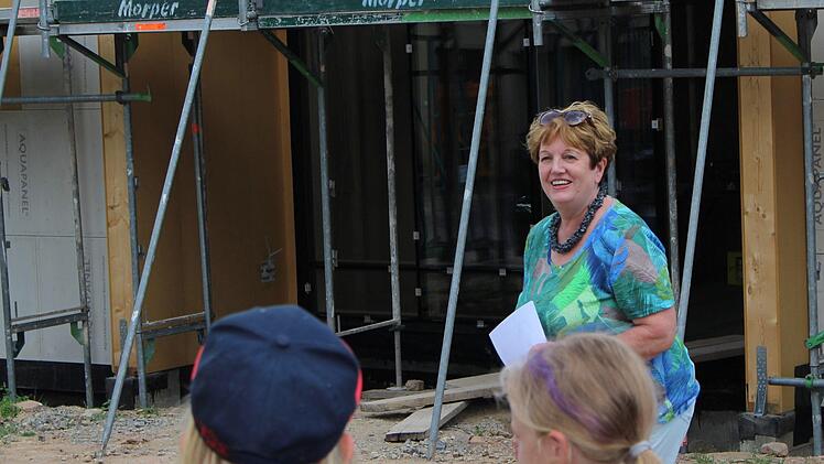 Bürgermeisterin Brigitte Meyerdierks freut sich über den Fortschritt des Neubaus beim Richtfest am vergangenen Freitag.  Foto: Julia Raab