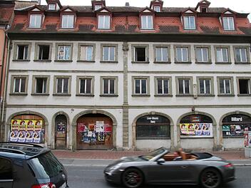 Die Eigentümer des vom Einsturz bedrohten  Gebäudes in der Sandstraße lassen auch ein Anwesen in der Unteren Königstraße verfallen. Foto: Sebastian Schanz